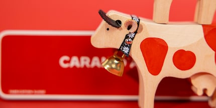Fällt auf: Die roten Flecken heben diese Kuh von herkömmlichen Souvenirs ab.