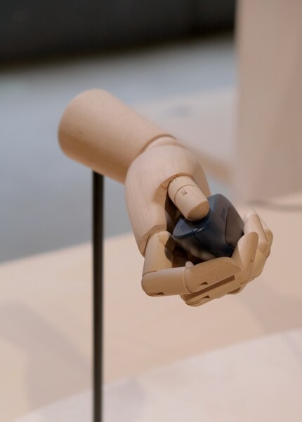For this purpose, it offers breathing exercises and various measurement methods.