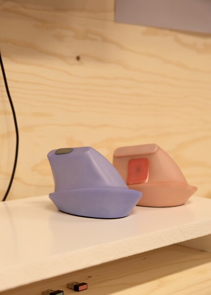 «Verti Grip Mouse» (r. in the picture) is aimed at people with a vertical claw hand.