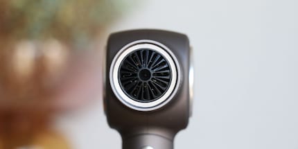 Knapp vier Zentimeter Durchmesser hat die Öffnung vorne.