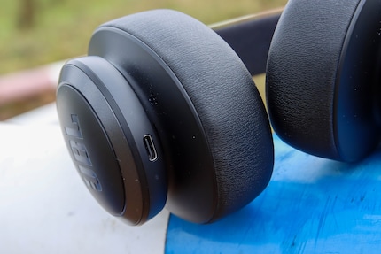 De JBL Live 770NC wordt opgeladen via USB-C.