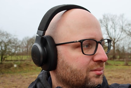 De JBL Live 770NC drukt niet op de slapen van de bril.