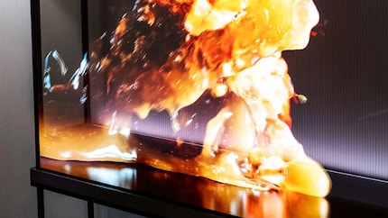 Obwohl da nur eine einzige OLED-Schicht ist, wirkt das Bild, als ob’s in die Tiefe ginge. Beeindruckend.
