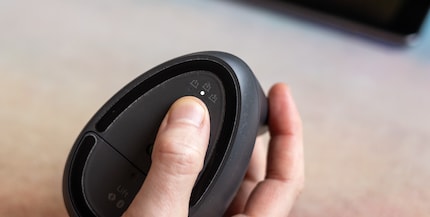 Ik kan schakelen tussen drie gekoppelde apparaten met de Bluetooth-knop aan de onderkant van de Logitech Lift.