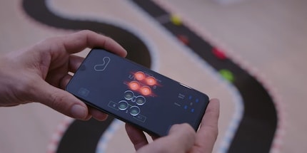 With Carrera Hybrid, the vehicles can be controlled via an app on the smartphone.