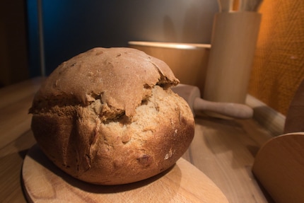 Het afgewerkte brood, fotogeniek gerangschikt. Om in te bijten.