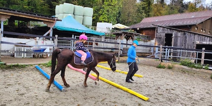 Die Reitstunde gehört definitiv zu Zoes Wochenhighlights.