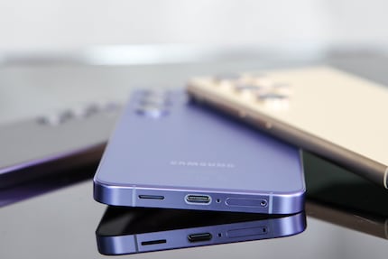 The Galaxy S24 can be charged via cable and wirelessly.