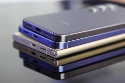The metal frame of the Ultra (below) differs from the other two S24s in terms of shape and material.