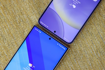 The bezel around the display has become even narrower. That's why the S24 and S24 Plus have been given more display area while remaining the same size.