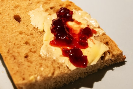 Frühstück mit dem selbst gebackenen Brot.