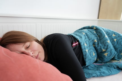 Ein Platz ist schnell gefunden: Das Gästebett in meinem Arbeitszimmer macht mir das schnelle Einkuscheln ganz leicht.