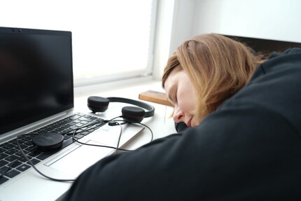 Einfach den Kopf auf den Schreibtisch legen und los geht’s: Zu Hause kein Problem, im Büro mit Kolleginnen und Kollegen kann ich mich da nur schwer entspannen.
