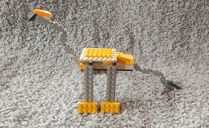 Is het een vogel? Is het een vliegtuig? Nee, het is de Lego dinosaurus van mijn vrouw.