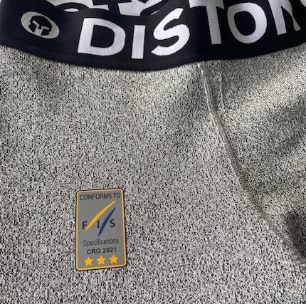 Der Schnittschutz der Diston Skiunterwäsche wurde von der FIS mit drei Sternen zertifiziert.