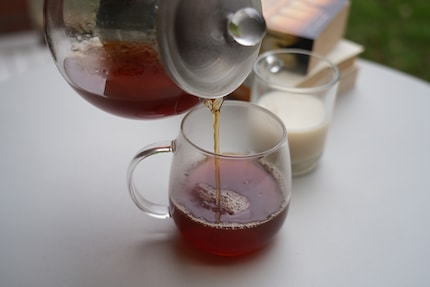 Schwarztee als Kaffeeersatz schmeckt auch mit einem Schuss (Hafer-)Milch.