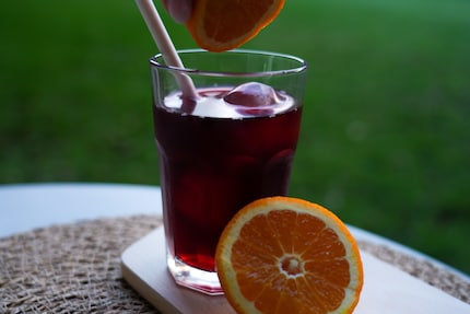 Kalter Hagebuttentee mit etwas frischer Orange mag ich besonders gern. Schmeckt übrigens auch in warm.