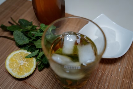Auch von Pfefferminztee schmeckt die Ice-Tea-Variante super.