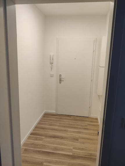 Een blik vanuit de woonkamer op de gang.