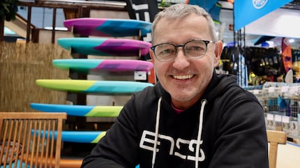 Ensis Managing Director Karl Müller presents wings and new foil boards at the boat show.