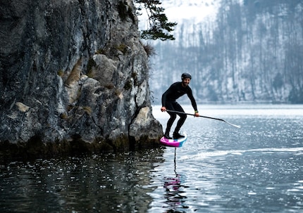 No wind, no problem. With a paddle, board and foil, you can get surfing even in the Swiss winter.