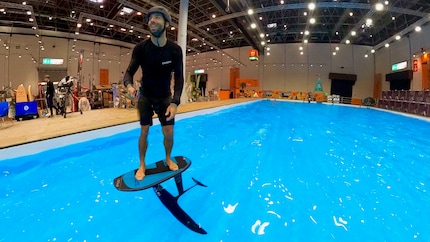 Ensis team rider Michi Näf shows how a board can take off with hydrofoil and elbow grease in the boat show pool.