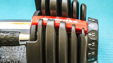 You can set each dumbbell to your desired weight between 2 and 24 kg (5-52 lbs) using the selection dial.