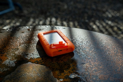 De rubberen behuizing beschermt ook de USB-poort door de dop. Je moet het apparaat echter niet onder water dompelen.