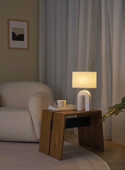 De lampvoet van de «Glow of Purity lamp» houdt de harmonie in stand als een weegschaal.