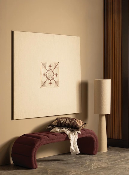 Een gebogen bank biedt comfort en dient niet alleen als zitplaats, maar ook als decoratief element.
