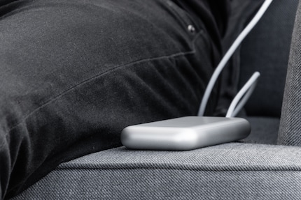 Flashback to wired headphones – the Vision Pro’s battery is external. At least the cable is nice and rigid and doesn’t curl. When I’m on the move, I stow the battery in my trouser pocket.