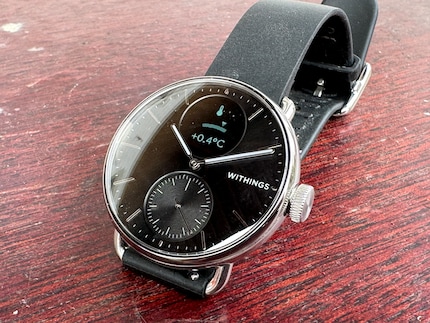 The screen is just the circle at the top of the dial – it’s teeny-weeny.