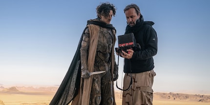 Timothée Chalamet als Paul Atreides en regisseur Denis Villeneuve tijdens de opnamen van «Dune: Part Two».