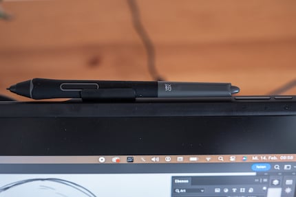 Er wordt ook een praktische houder meegeleverd om de stylus aan vast te klikken.