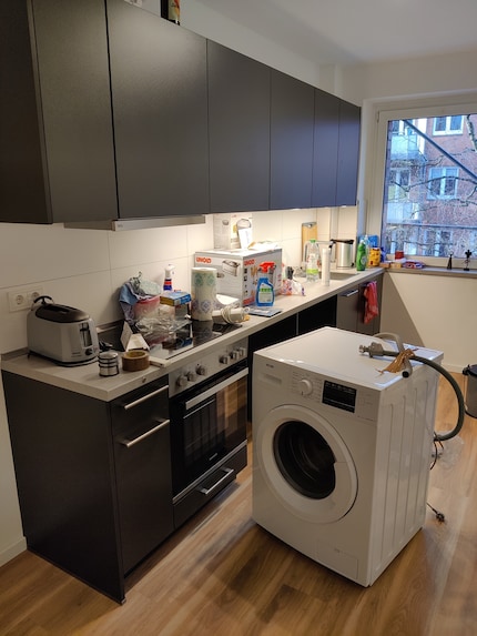 The view into the kitchen: The washing machine is in the centre of the room and still needs to be placed in the kitchen unit.