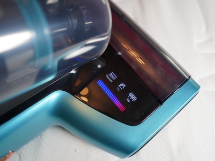 Op het scherm kun je zien welke modus actief is - en hoe breder de rode balk, hoe meer stof de sensor detecteert.