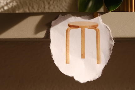 Esthétique et pratique : avec ses pieds recourbés, le tabouret « Stool 60 » sort du lot.