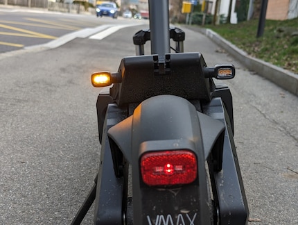 Thanks to the indicators at the back and on the handlebars, other road users can see where I’m planning to go.