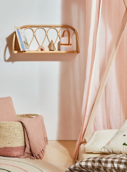 Mehr als ein Wandobjekt: Das Rattan-Design «Nyarai» glänzt auch als schmales Regal.