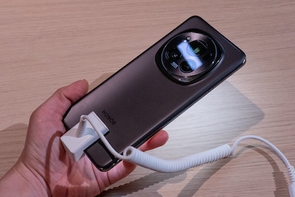 The Honor Magic 6 Pro is thin, light and robust - but also quite large.