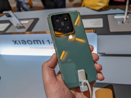 Jade green is the third colour for the Xiaomi 14 alongside black and white.
