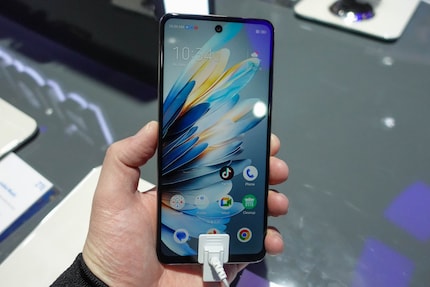 Vu de face, c'est un smartphone ordinaire.