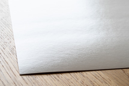Beim Epson Traditional Photo Paper sind bahnenförmige Abweichungen der Struktur sichtbar.