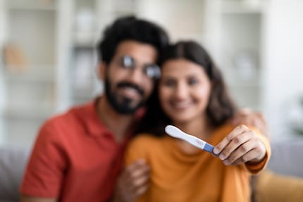 «We’re pregnant»: if expectant fathers develop pregnancy symptoms, it’s called Couvade syndrome.