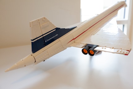 De livery van een luchtvaartmaatschappij ontbreekt. De Concorde van Lego heeft alleen een generieke opdruk.