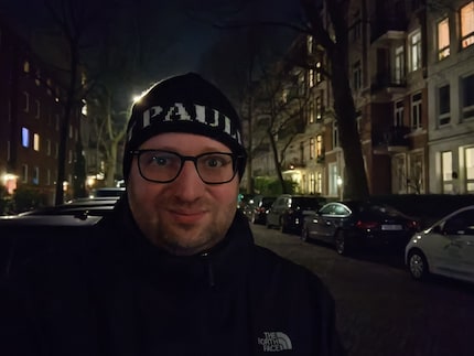 Zelfs met de nachtmodus red je het detailniveau van selfies niet.