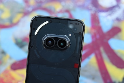 Op de Phone (2a) heeft de Glyph drie LED-lampjes rond de camera.