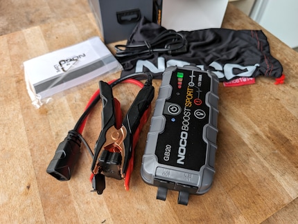 De Noco GB20 Booster wordt geleverd met klemmen, oplaadkabel en een tas.
