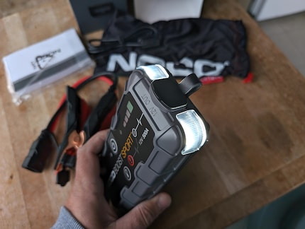 De powerbank is ook een behoorlijk felle zaklamp.