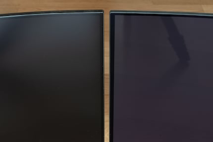 The matt WOLED panel of the PG34WCDM (left) remains blacker in bright surroundings than a mirrored QD-OLED panel (right).
